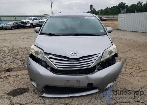 2017 Toyota Sienna Le z USA, uszkodzony, nr VIN 5TDKZ3DC2HS880969